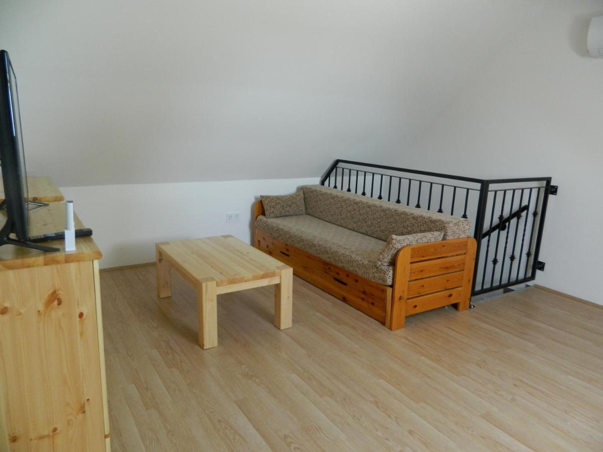 Familia-Pelso Apartmanhaz ซามาร์ดี ภายนอก รูปภาพ